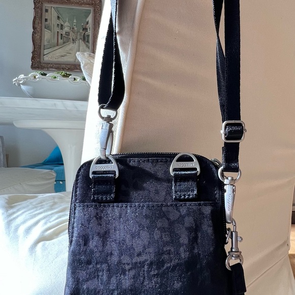 Baggallini at it’s best! Black leopard print crossbody bag! Also Wristlet! - Picture 3 of 7